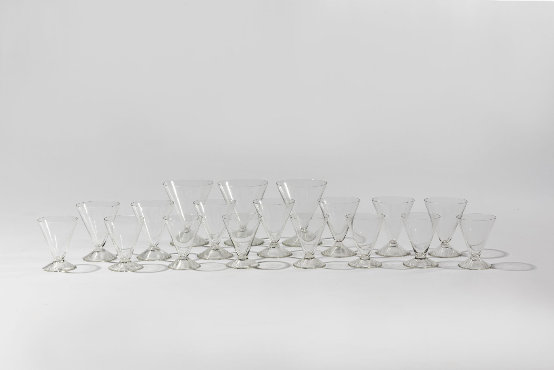 LALIQUE FRANCE Partie de service en cristal, mod&#232;le Arbois, cr&#233;&#233; en 1937