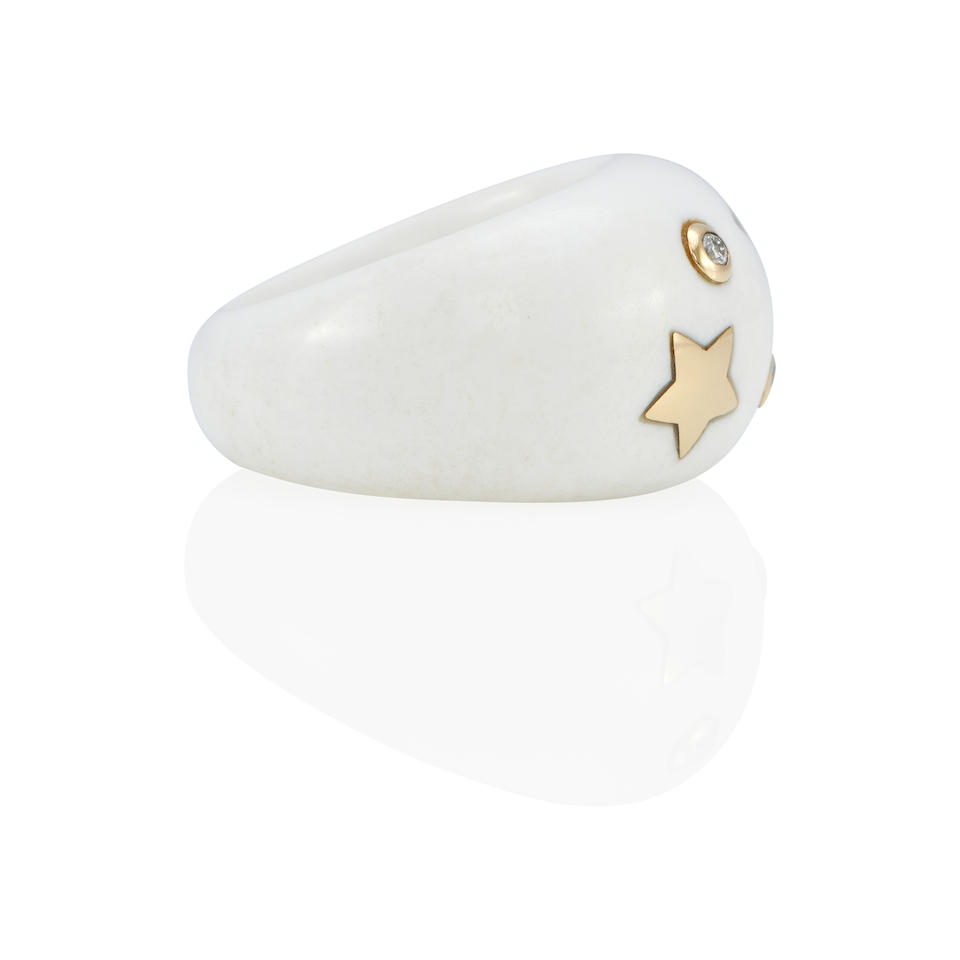 AN 18K GOLD, WHITE AGATE AND DIAMOND RING - Image 3 of 3