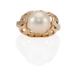 A 14K GOLD AND MABE CULTURED PEARL RING