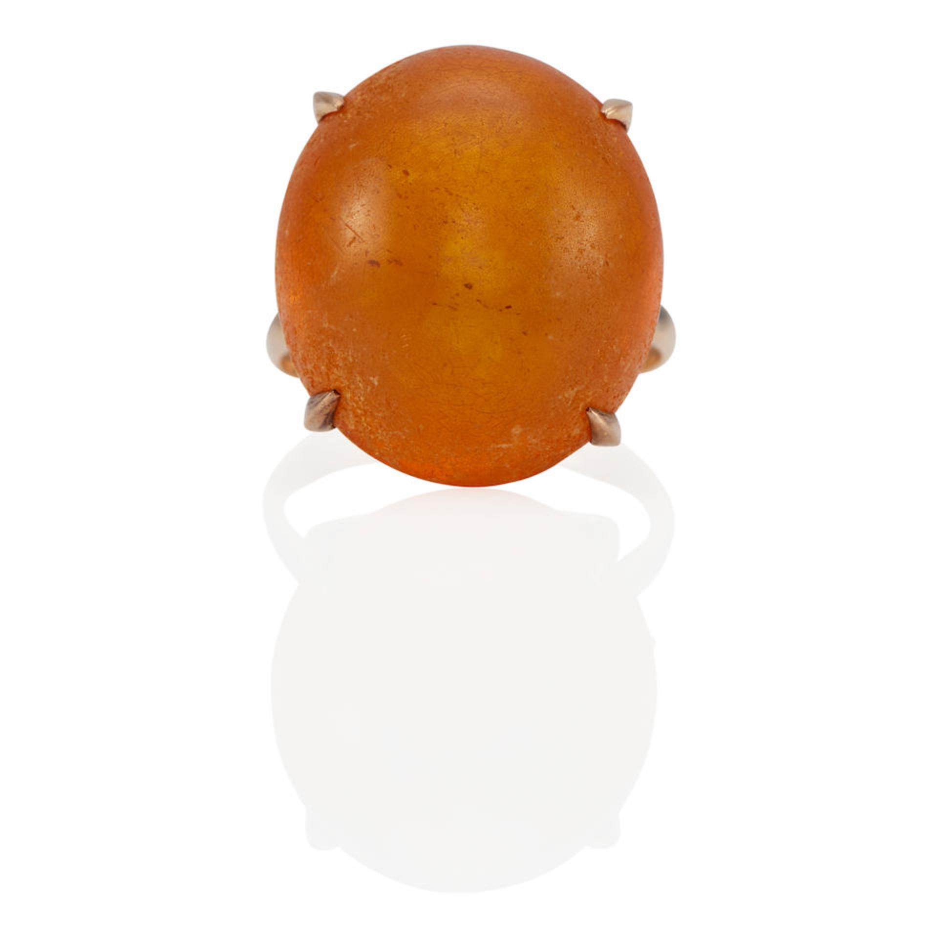 A 14K ROSE GOLD AND RECONSTRUCTED AMBER RING