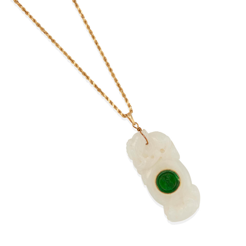 A GOLD, BOWENITE, AND JADE PENDANT NECKLACE