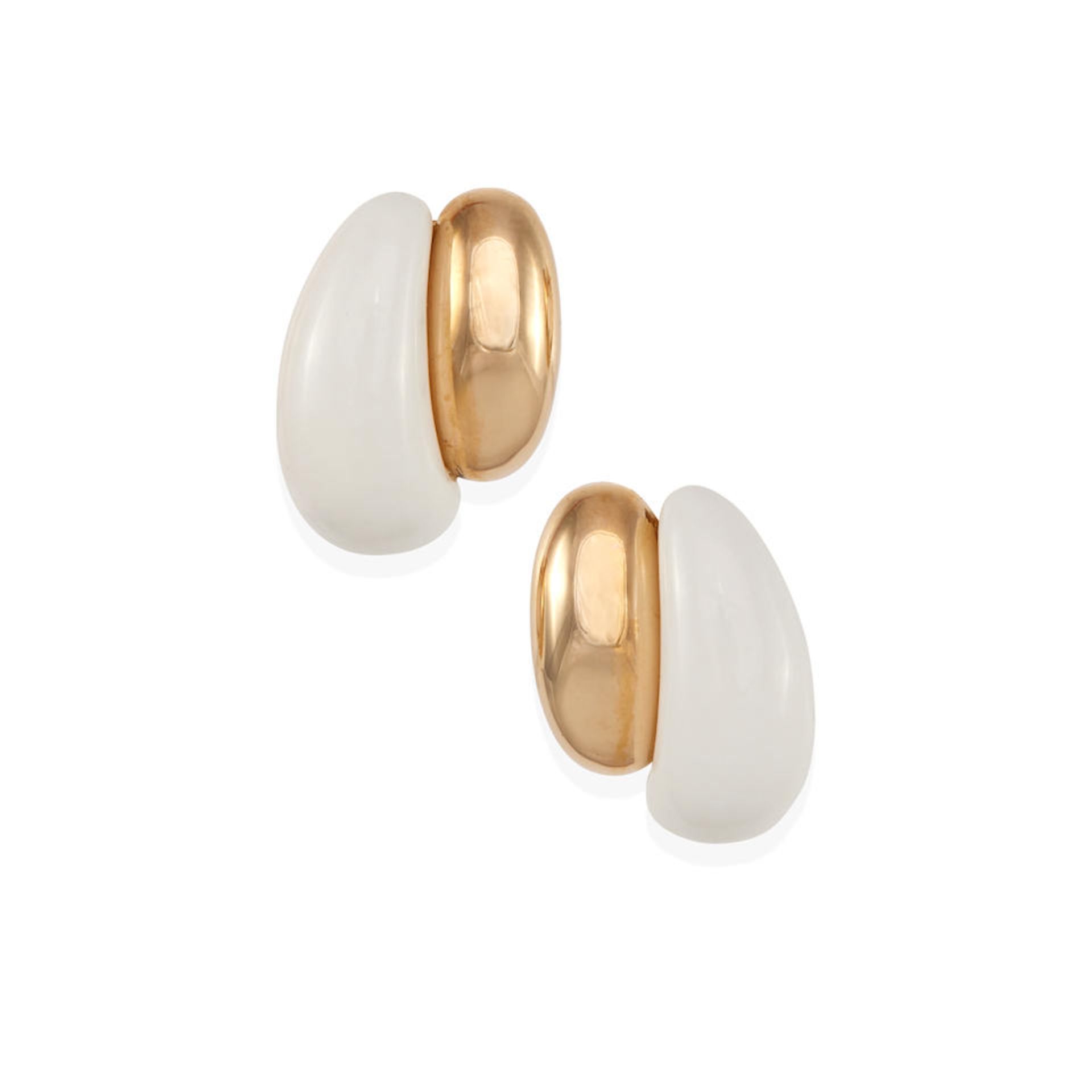 A PAIR OF 14K GOLD AND WHITE AGATE EARRINGS