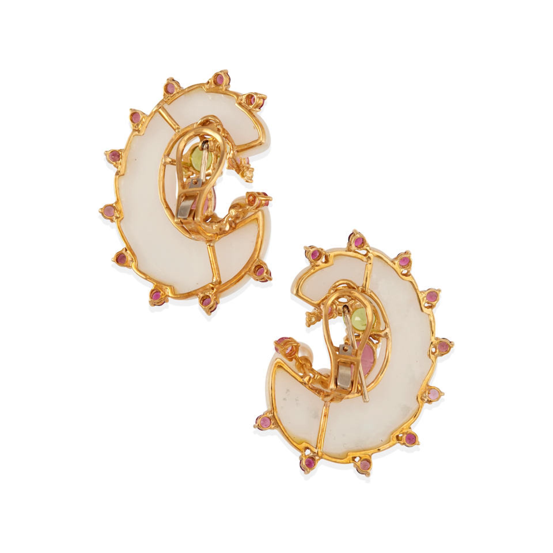 A PAIR OF 18K GOLD, WHITE AGATE AND GEM-SET CLIP EARRINGS - Image 3 of 3