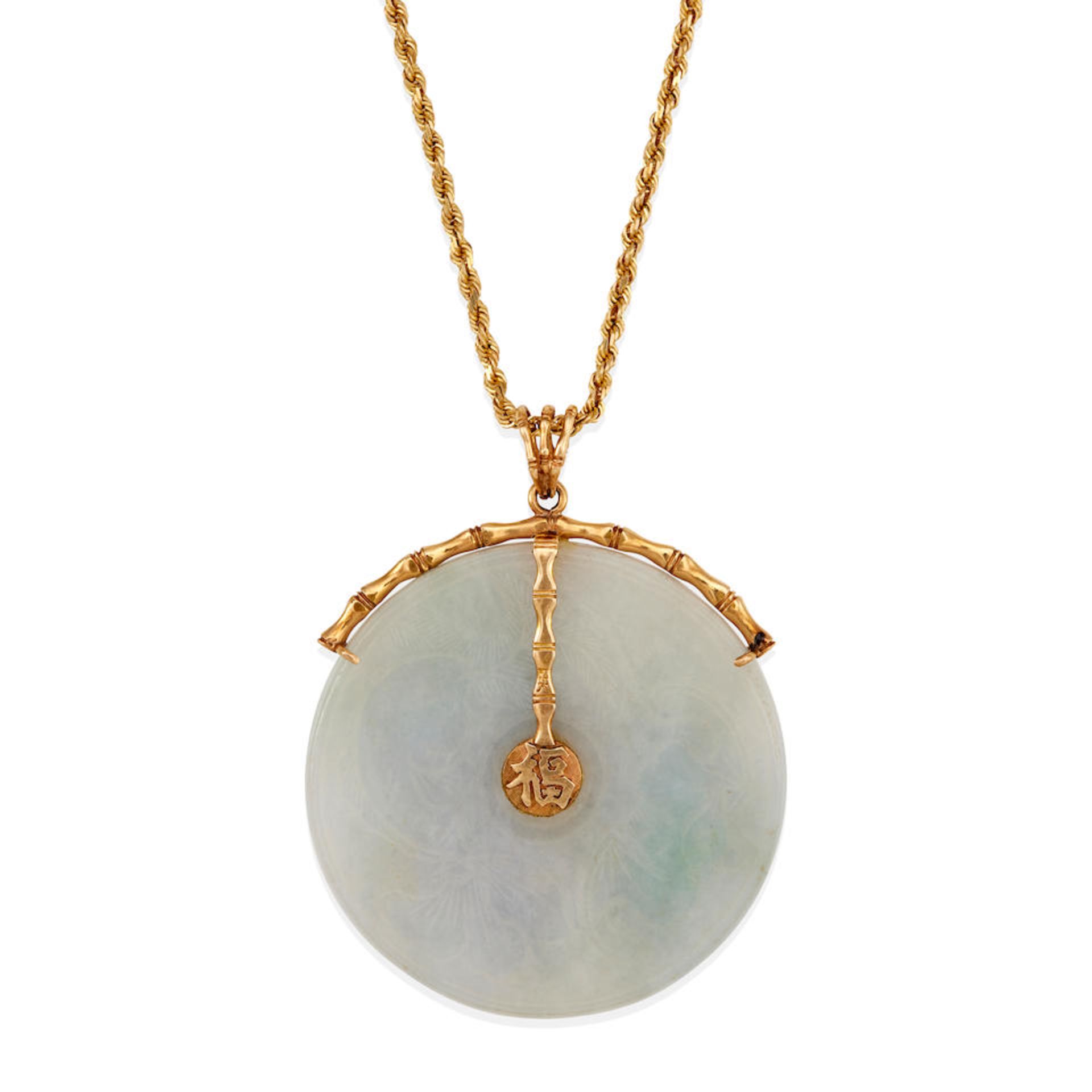 A 14K GOLD AND JADE PENDANT NECKLACE