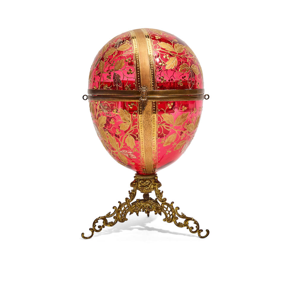 A MOSER BRASS MOUNTED GILT, SILVERED AND ENAMELLED RUBY GLASS EGG-FORM TANTALUSEarly 20th century - Bild 2 aus 2