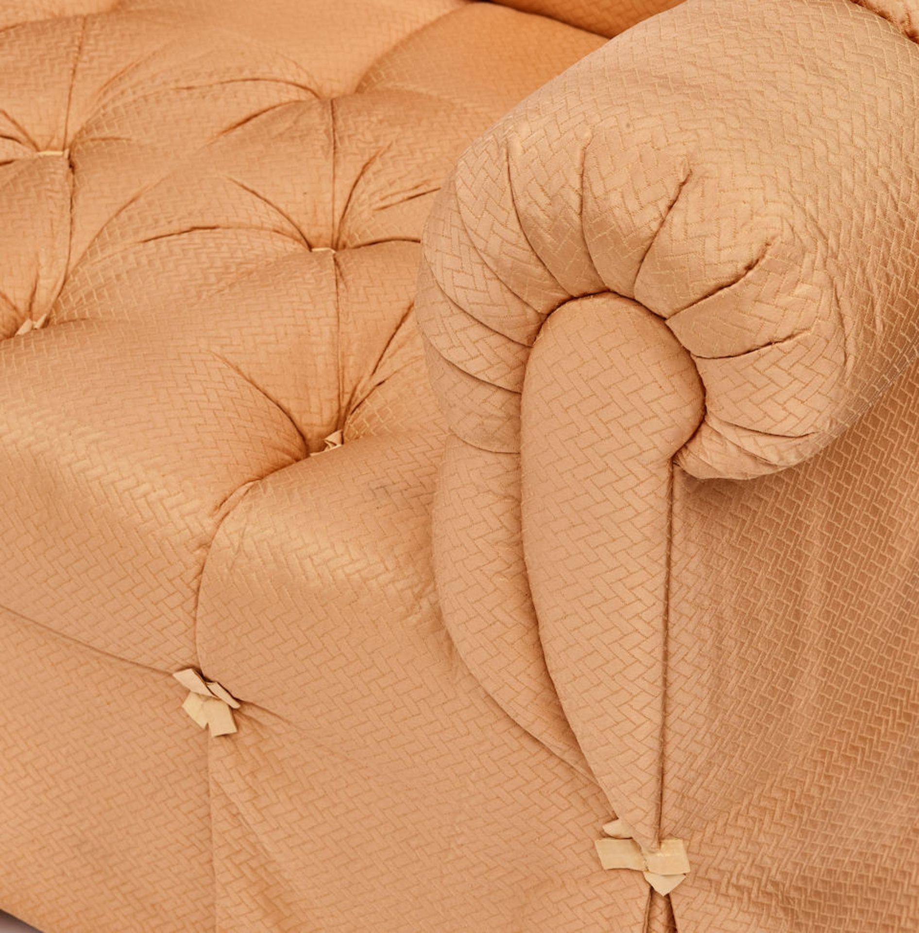 A PAIR OF CUSTOM CORAL TUFTED UPHOLSTERED SOFAS - Bild 2 aus 2