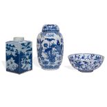 THREE PAIRS OF CHINESE EXPORT BLUE AND WHITE PORCELAIN TABLE ARTICLES20th century