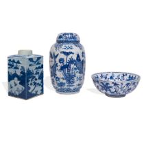 THREE PAIRS OF CHINESE EXPORT BLUE AND WHITE PORCELAIN TABLE ARTICLES20th century