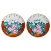 A PAIR OF CHINESE FAMILLE ROSE PORCELAIN CHARGERS19th century