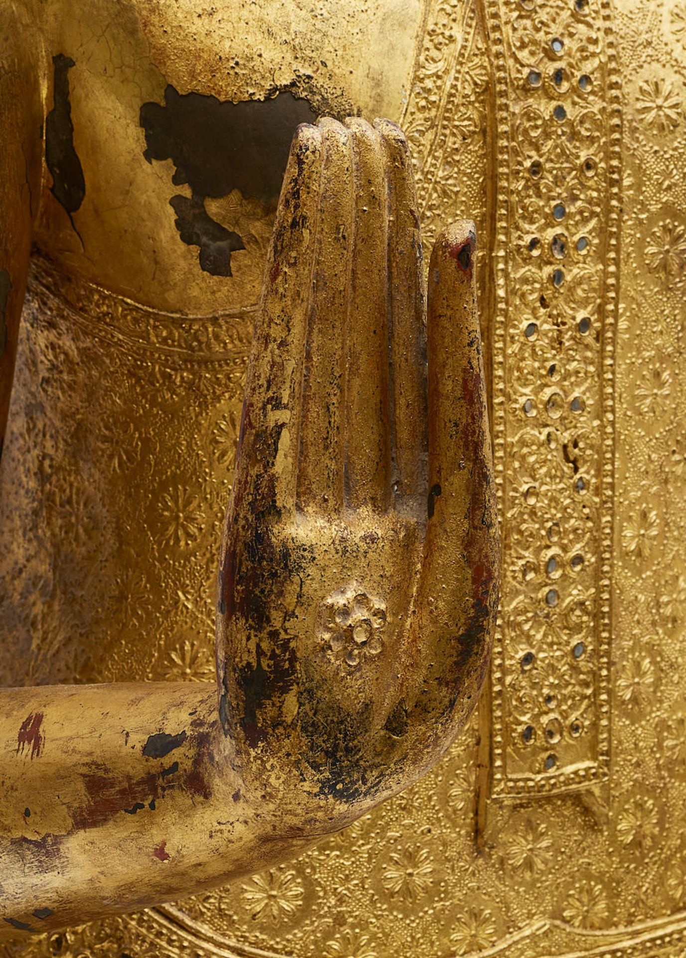 A THAI GILT METAL FIGURE OF A STANDING BUDDHA - Image 2 of 3