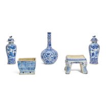 A GROUP OF CHINESE EXPORT BLUE AND WHITE PORCELAIN TABLE ARTICLES19th-20th centuries