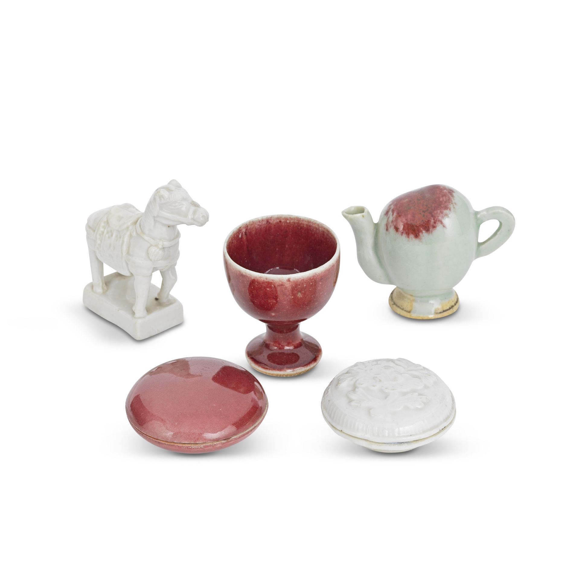 A VARIED GROUP OF PORCELAIN 17th/18th century and later (8)