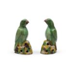 A PAIR OF FAMILLE VERTE BISCUIT MODELS OF PARROTS Kangxi (2)