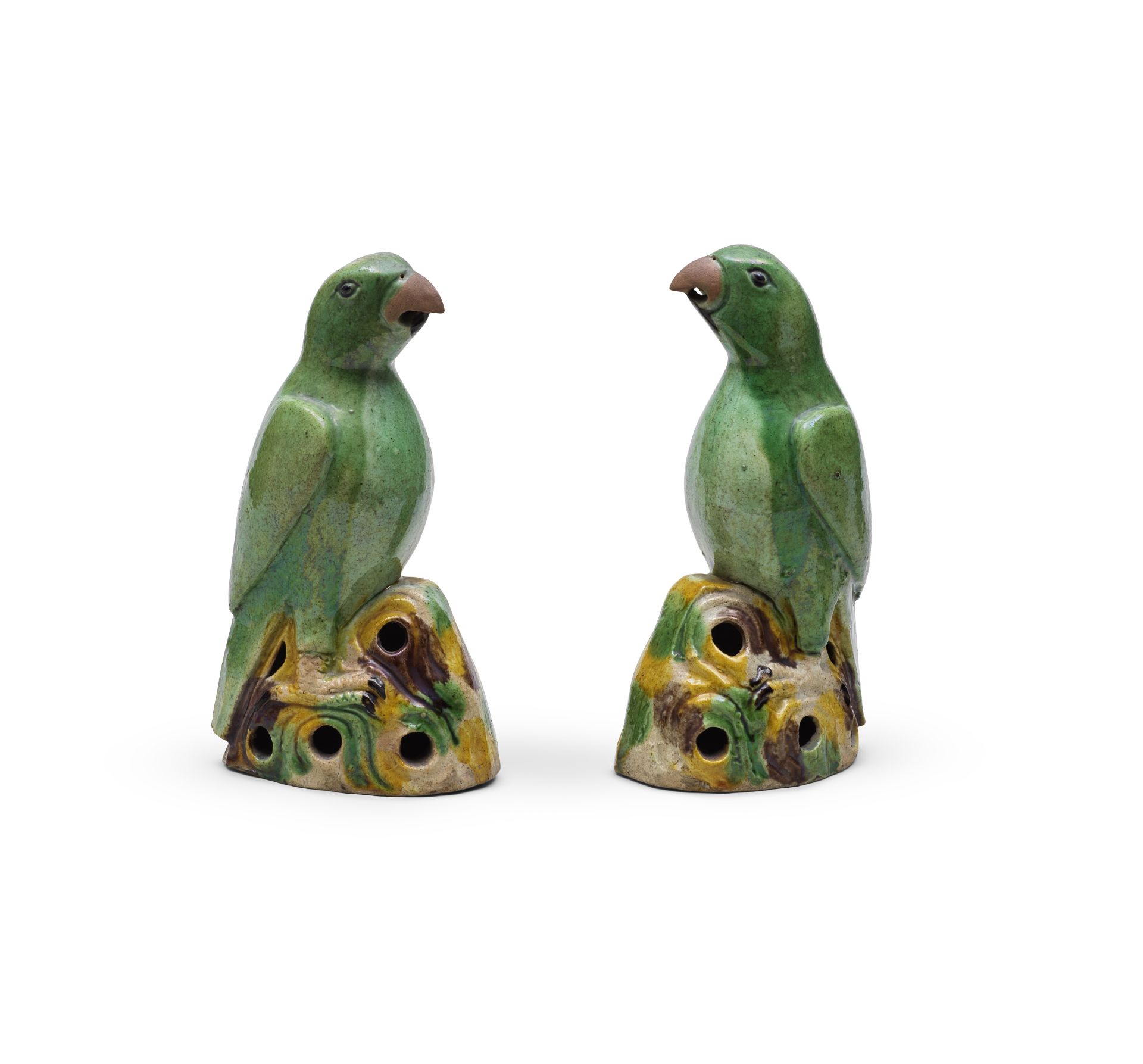 A PAIR OF FAMILLE VERTE BISCUIT MODELS OF PARROTS Kangxi (2)