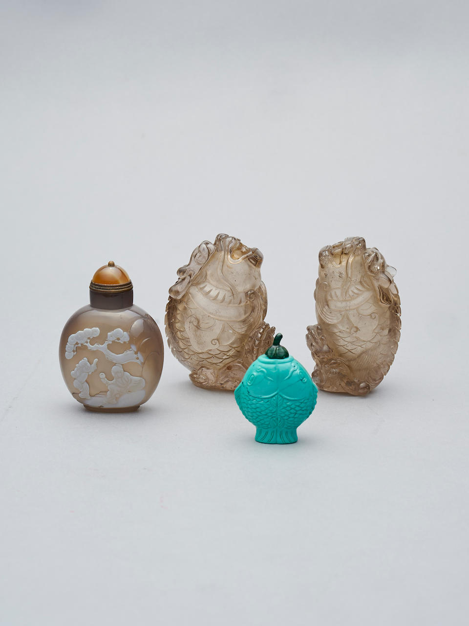 Four snuff bottles of various material 19th/ 20th century (4)