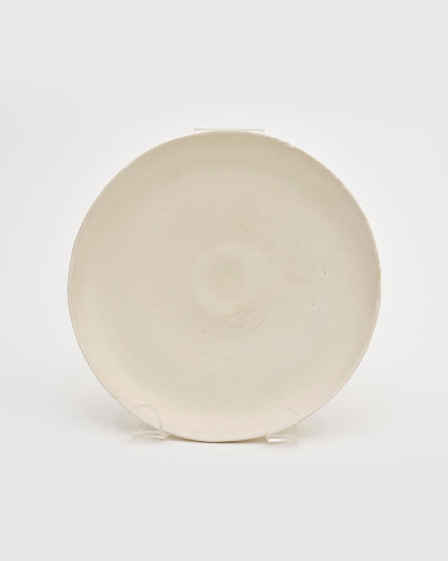 A ding-type white-glazed saucer dish Probably 12th/ 13th century - Bild 2 aus 3