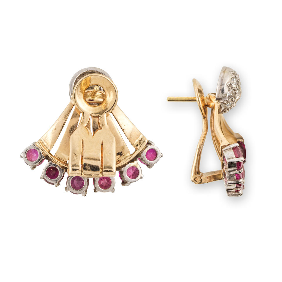 PAIRE DE CLIPS D'OREILLES RUBIS ET DIAMANTS, CIRCA 1940 PAIR OF RUBY AND DIAMOND EARCLIPS, CIRCA... - Image 2 of 3