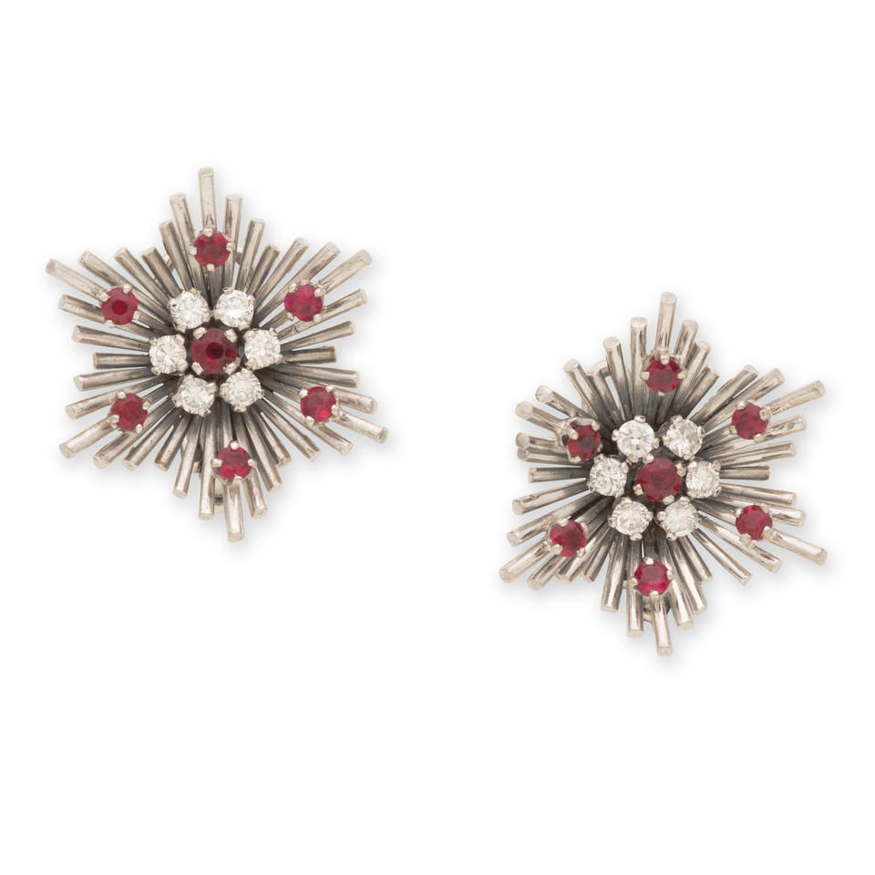 PAIRE DE CLIPS D'OREILLES RUBIS ET DIAMANTS PAIR OF RUBY AND DIAMOND EARCLIPS