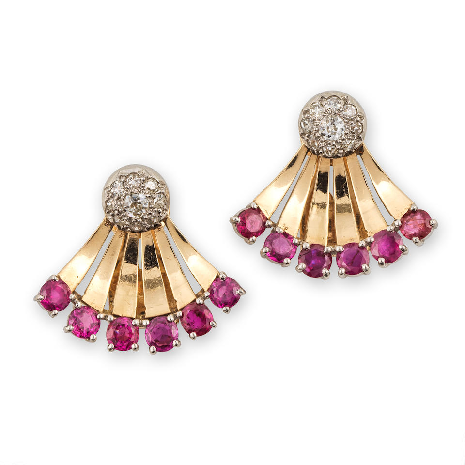 PAIRE DE CLIPS D'OREILLES RUBIS ET DIAMANTS, CIRCA 1940 PAIR OF RUBY AND DIAMOND EARCLIPS, CIRCA...