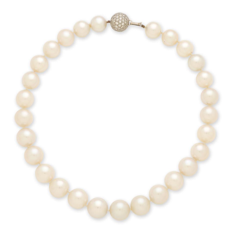 COLLIER PERLES DE CULTURE ET DIAMANTS CULTURED PEARL AND DIAMOND NECKLACE