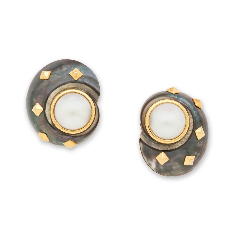 TRIANON: PAIRE DE CLIPS D'OREILLES NACRE GRISE ET PERLES DE CULTURE TRIANON: PAIR OF GREY MOTHER...