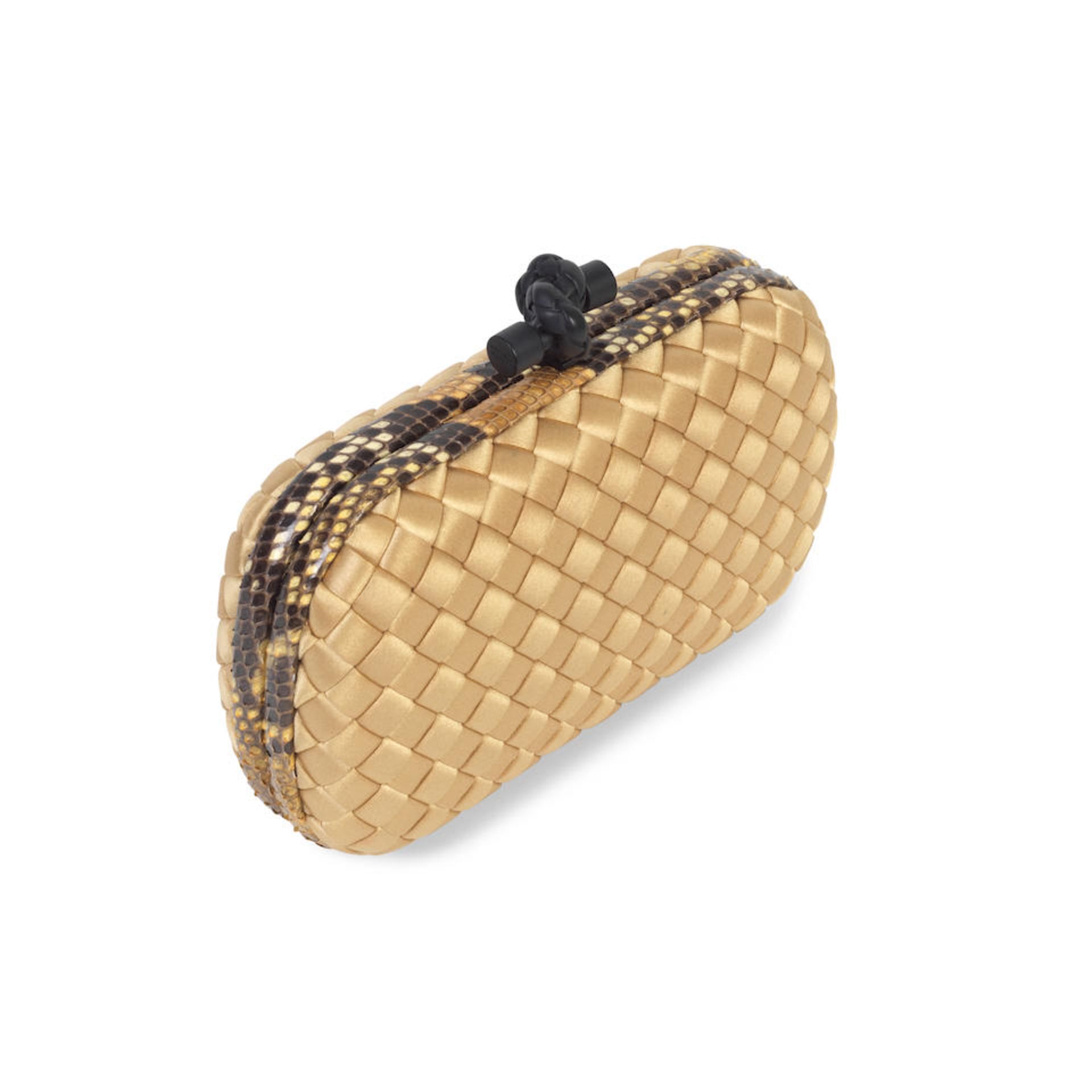 Bottega Veneta: a Champagne Gold Silk Knot Clutch 2000s (includes dust bag) - Bild 2 aus 2