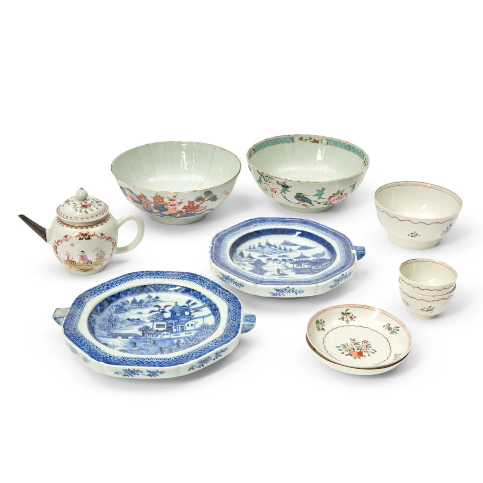 GROUP OF ASIAN EXPORT PORCELAIN TABLE ITEMS AND TEA SERVICE ITEMS