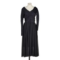 CHANEL Boutique, Collection Pr&#234;t &#224; Porter Automne/Hiver 1996. Robe du soir noire. Dire...