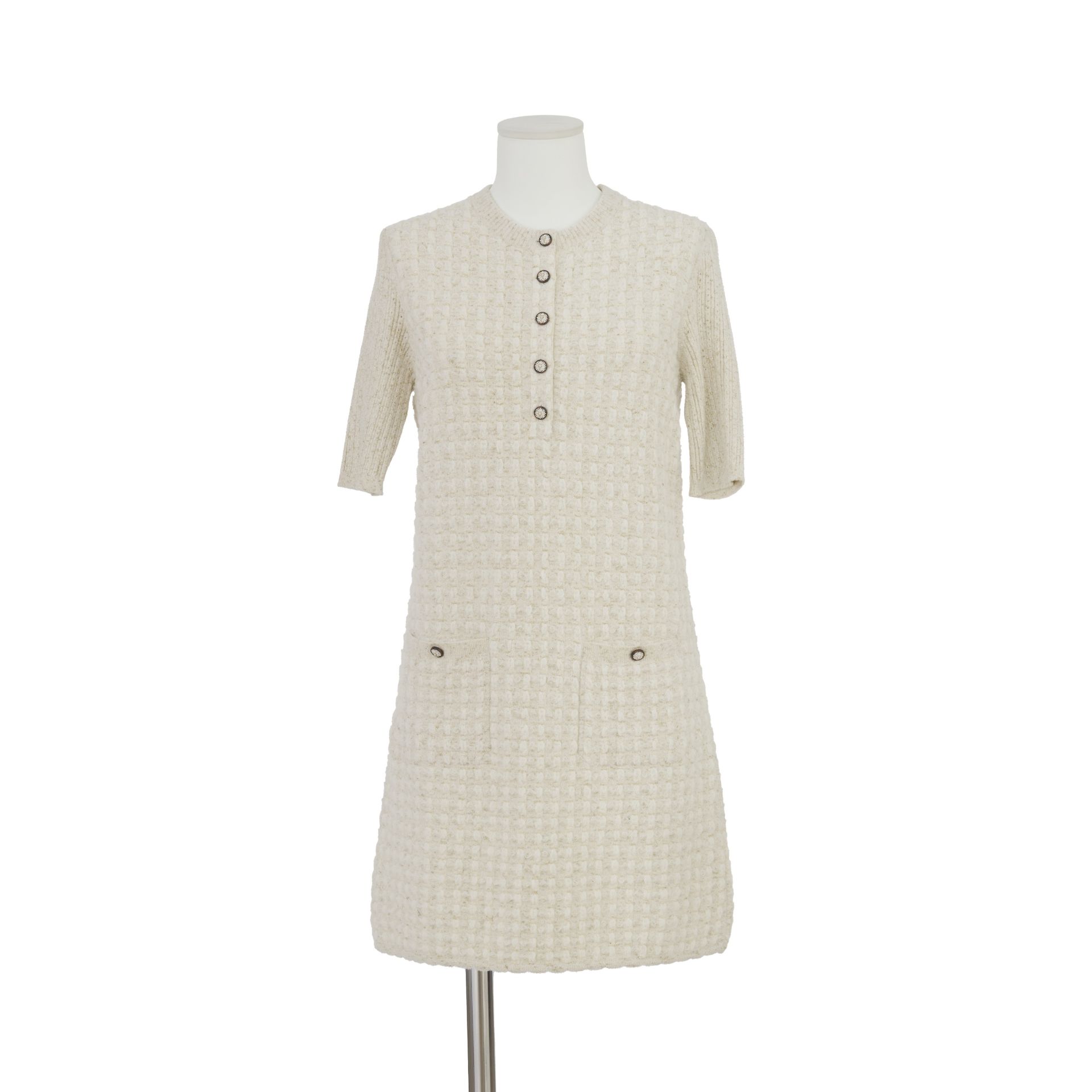 CHANEL, circa 2018. Robe droite en tweed &#233;cru et lurex or. Directeur artistique : Karl Lage...