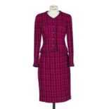 CHANEL Boutique, Collection Pr&#234;t &#224; Porter, circa 1994. Tailleur jupe rose. Directeur a...