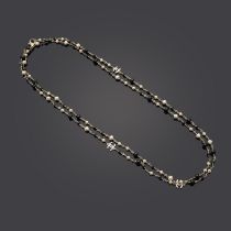 CHANEL, Collection Pr&#234;t &#224; Porter Automne/Hiver 2012. Sautoir de perles baroque blanche...
