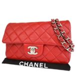 CHANEL, ann&#233;e . Sac 'Classique' en cuir matelass&#233; rouge. Directeur artistique : Karl L...