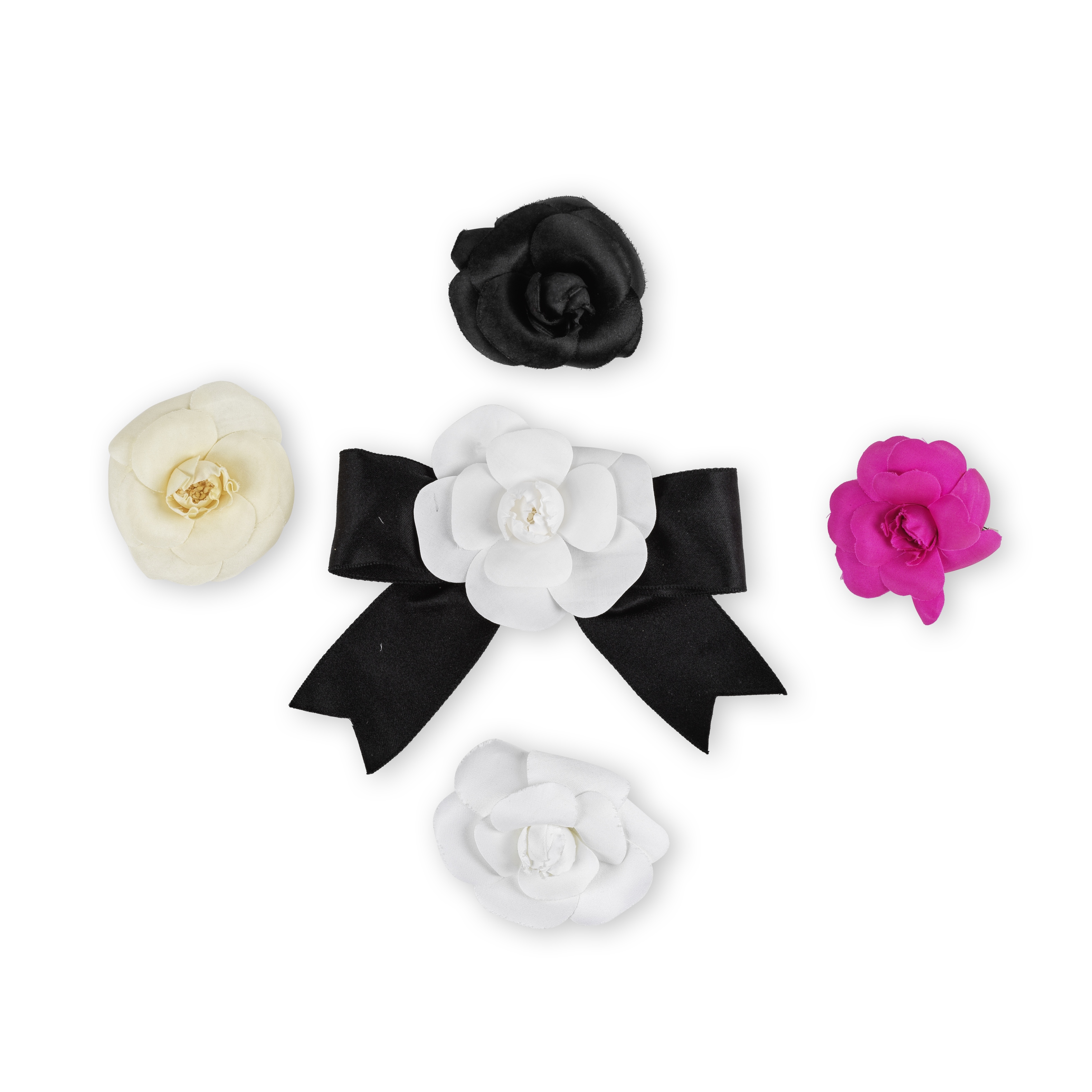 CHANEL. Lot de 5 broches 'Cam&#233;lia'.