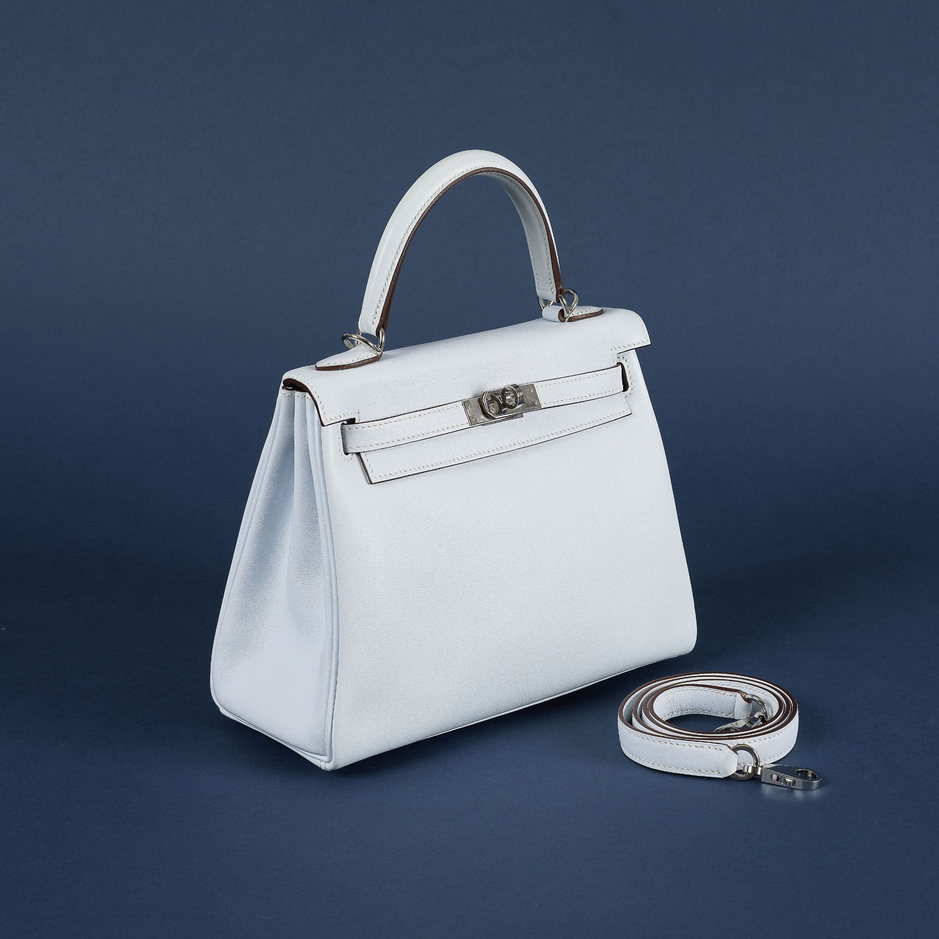 HERMES Paris, ann&#233;e 2021. Sac 'Kelly Retourn&#233;' 25 cm en veau Swift Bleu Brume.