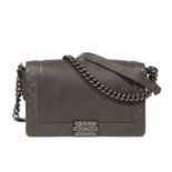 CHANEL, ann&#233;e 2014. Sac 'Boy' souple gris. Directeur artistique : Karl Lagerfeld.