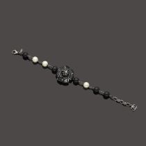 CHANEL, Collection Pr&#234;t &#224; Porter Automne/Hiver 2010. Bracelet chaine Cam&#233;lia. Dir...