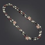 CHANEL, Collection Pr&#234;t &#224; Porter Printemps/Et&#233; 2011. Sautoir de perles blanches, ...
