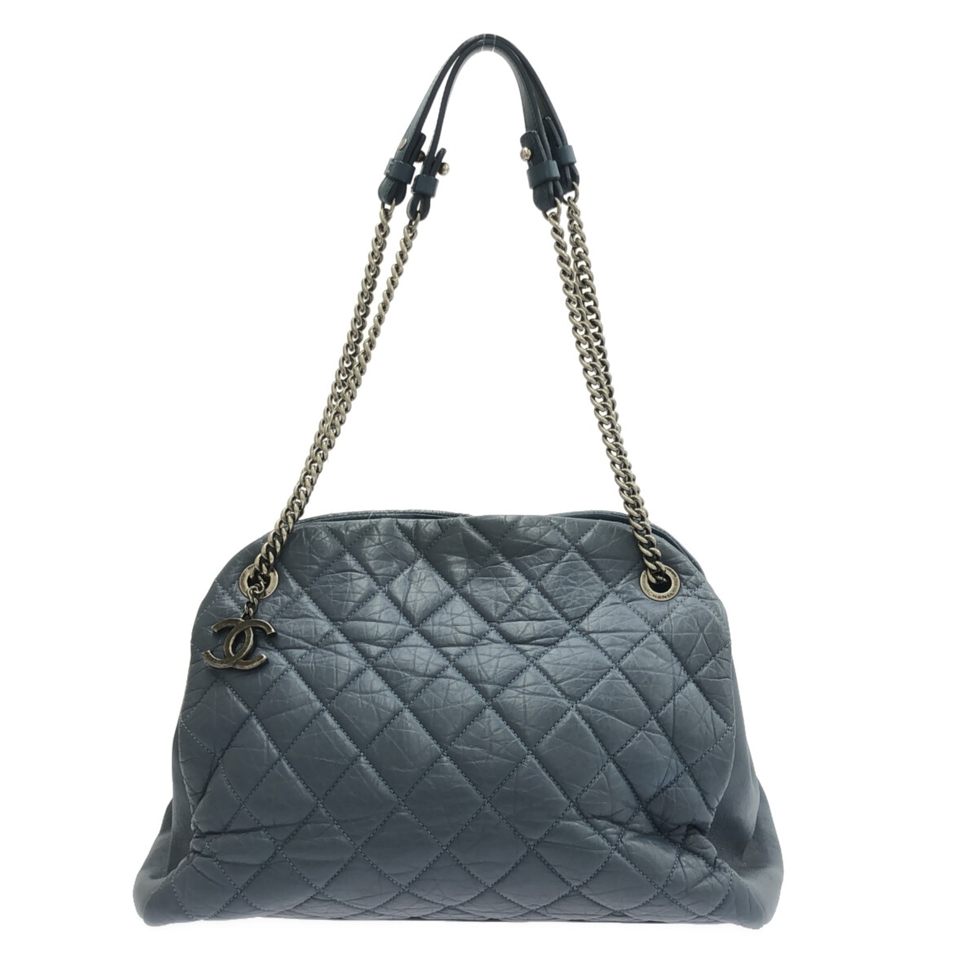 CHANEL, ann&#233;e . Sac 'Mademoiselle' en veau vieilli matelass&#233; bleu. Directeur artistiqu...