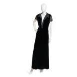 VALENTINO, collection Pr&#234;t &#224; Porter, circa 1990. Robe du soir longue en velours noir