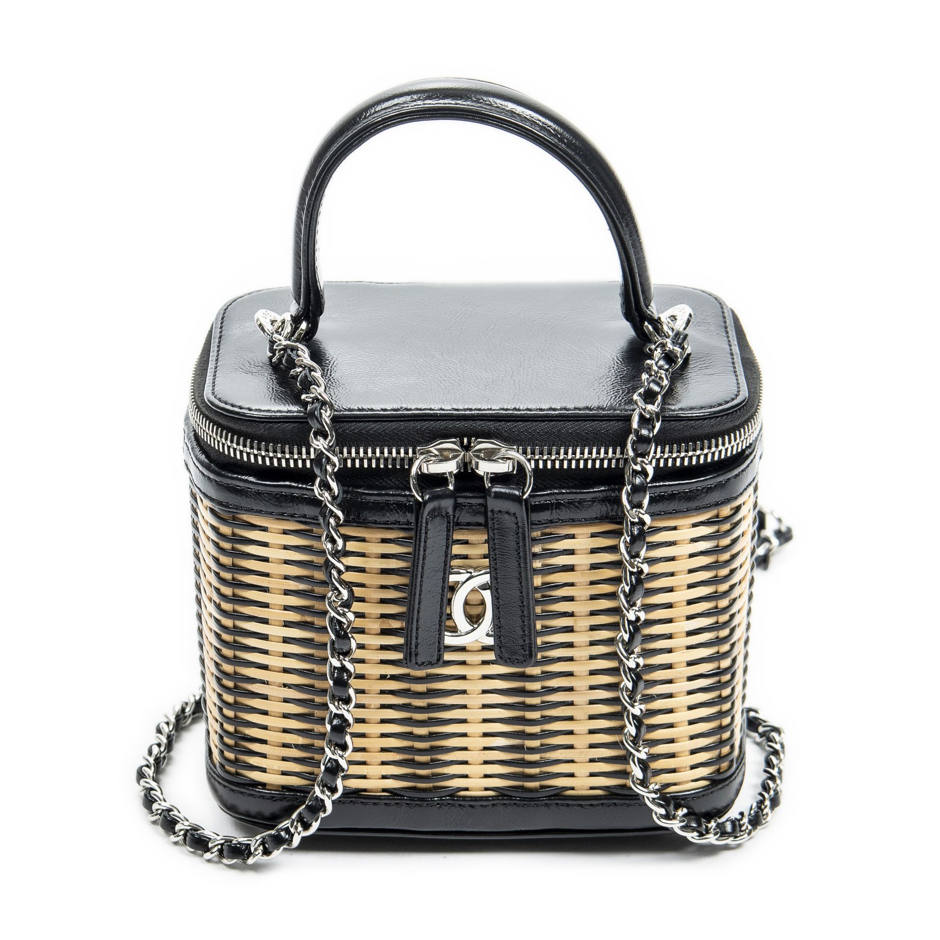 CHANEL, ann&#233;e 2019. Petit sac 'Vanity' en raphia et veau vieilli glac&#233; noir. Directeur...