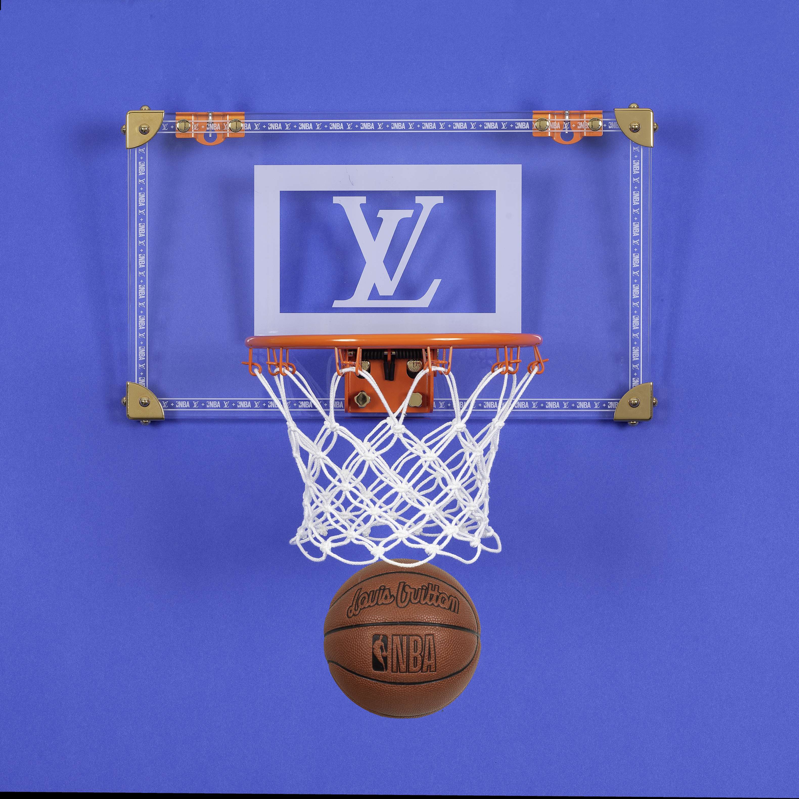 Louis VUITTON x NBA, Edition Limit&#233;e, ann&#233;e 2021. Rare mini panier de basketball. Dire...