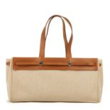 HERMES Paris, ann&#233;e 2002. Sac 'Herbag' GM en toile chin&#233; beige et cuir naturel.