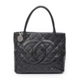 CHANEL, circa 2002. Sac 'M&#233;daillon' en veau caviar matelass&#233; noir. Directeur artistiqu...