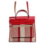 HERMES Paris, ann&#233;e 2015. Sac 'Herbag Zip' en toile de lin et Vache Hunter rouge Piment.