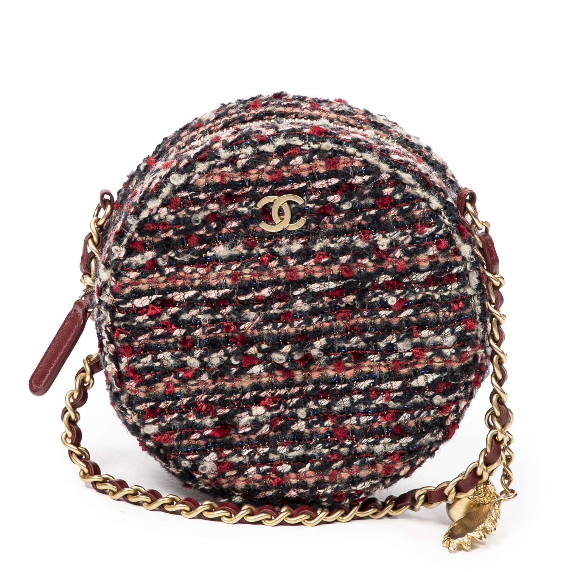 CHANEL, ann&#233;e 2018. Petit sac rond en tweed dans les tons rouges, roses et cuir &#224; la c...