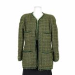 CHANEL Boutique, Collection Pr&#234;t &#224; Porter Automne/Hiver 1990. Veste en tweed vert chin...