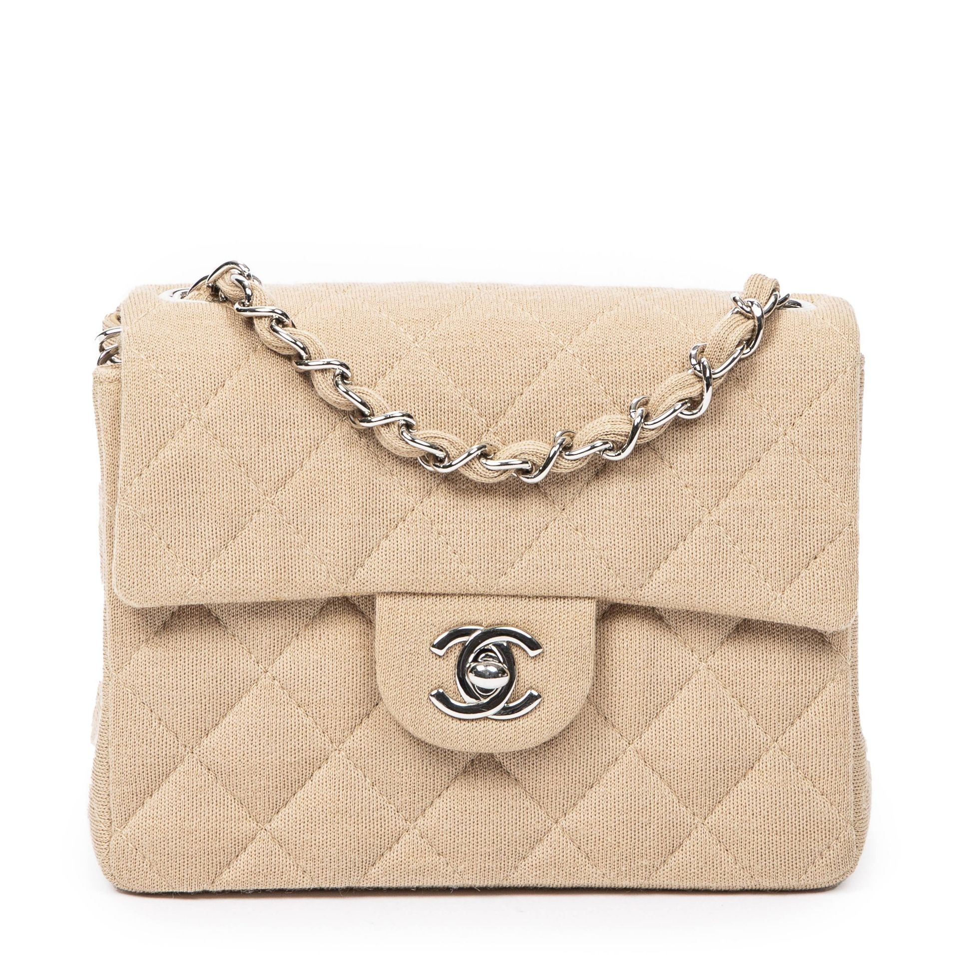 CHANEL, ann&#233;e 2002. Sac 'Mini carr&#233; Classic' en jersey matelass&#233; beige. Directeur...