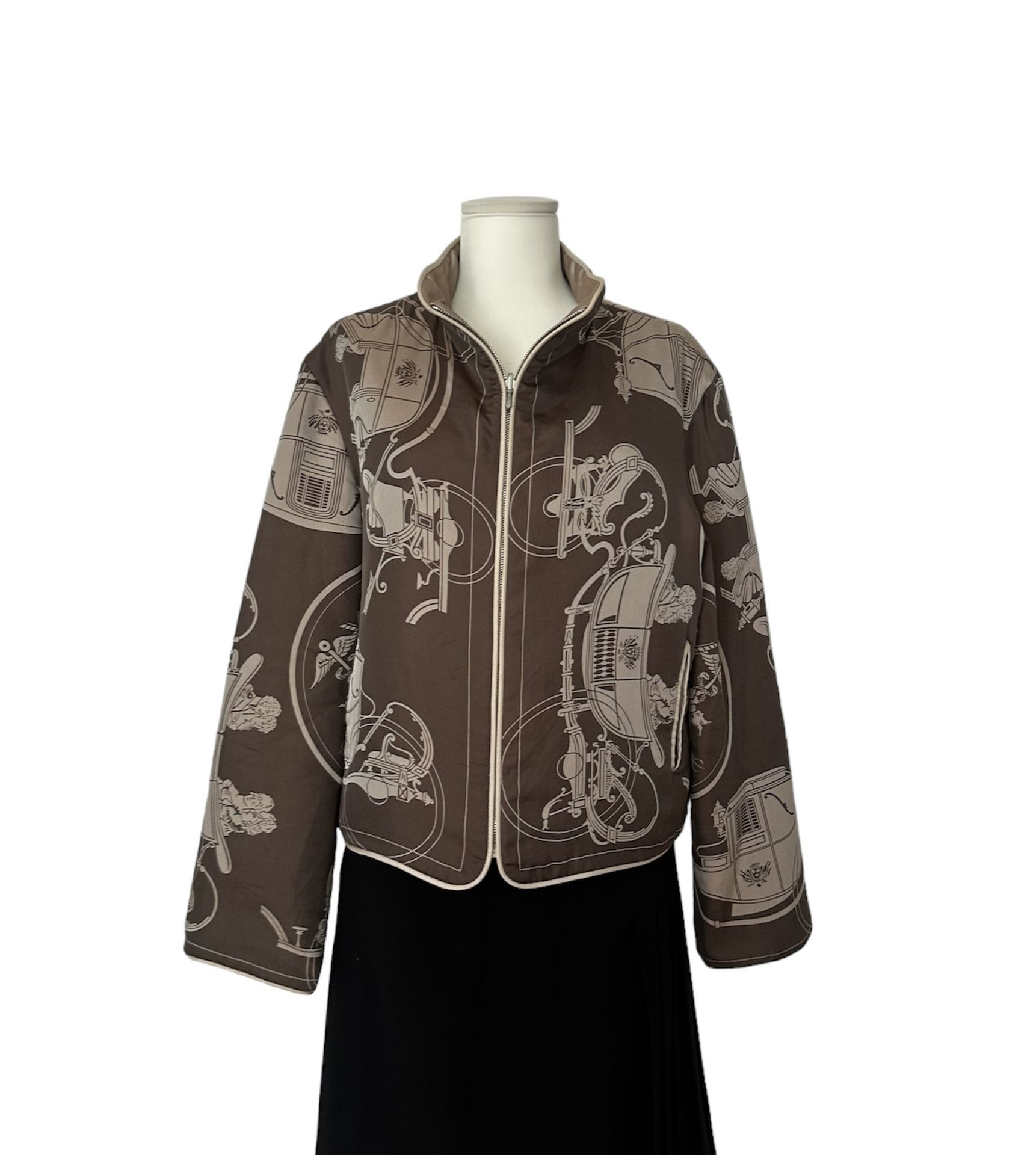 HERMES Paris. Blouson court double face en soie taupe.