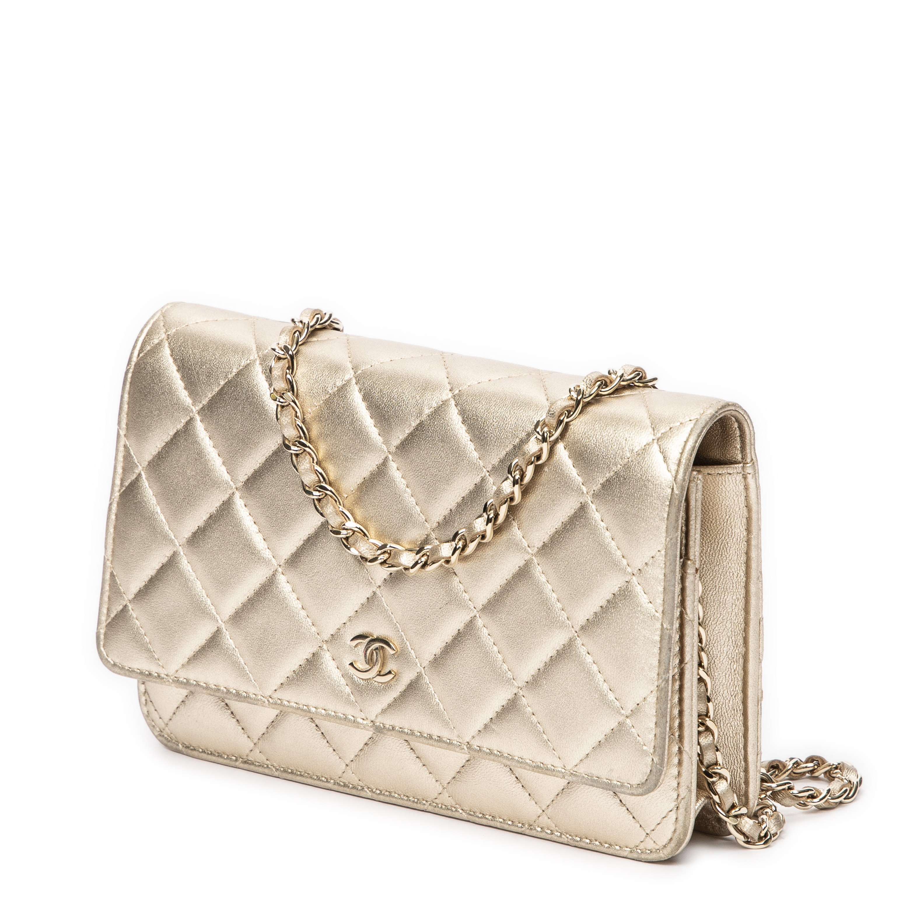 CHANEL, circa 2014. Sac-pochette 'Wallet on Chain' en cuir agneau matelass&#233; dor&#233;. Dire...