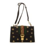 GUCCI. Sac 'Sylvie Bee Star' en cuir noir imprim&#233; d'abeilles et bande WEB.